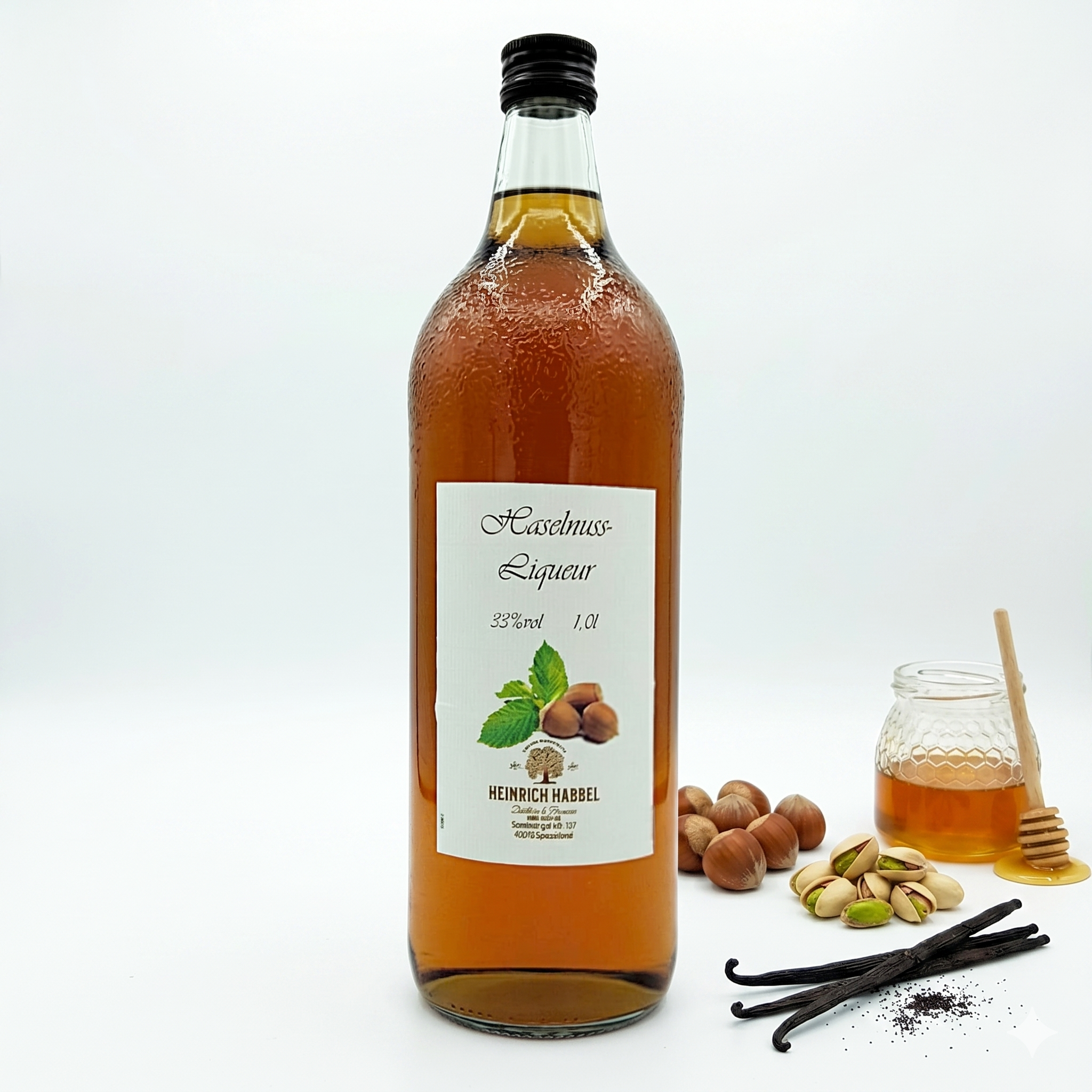 Haselnusslikör in 1 Liter Flasche mit 33% vol, umgeben von Nüssen und Honig.