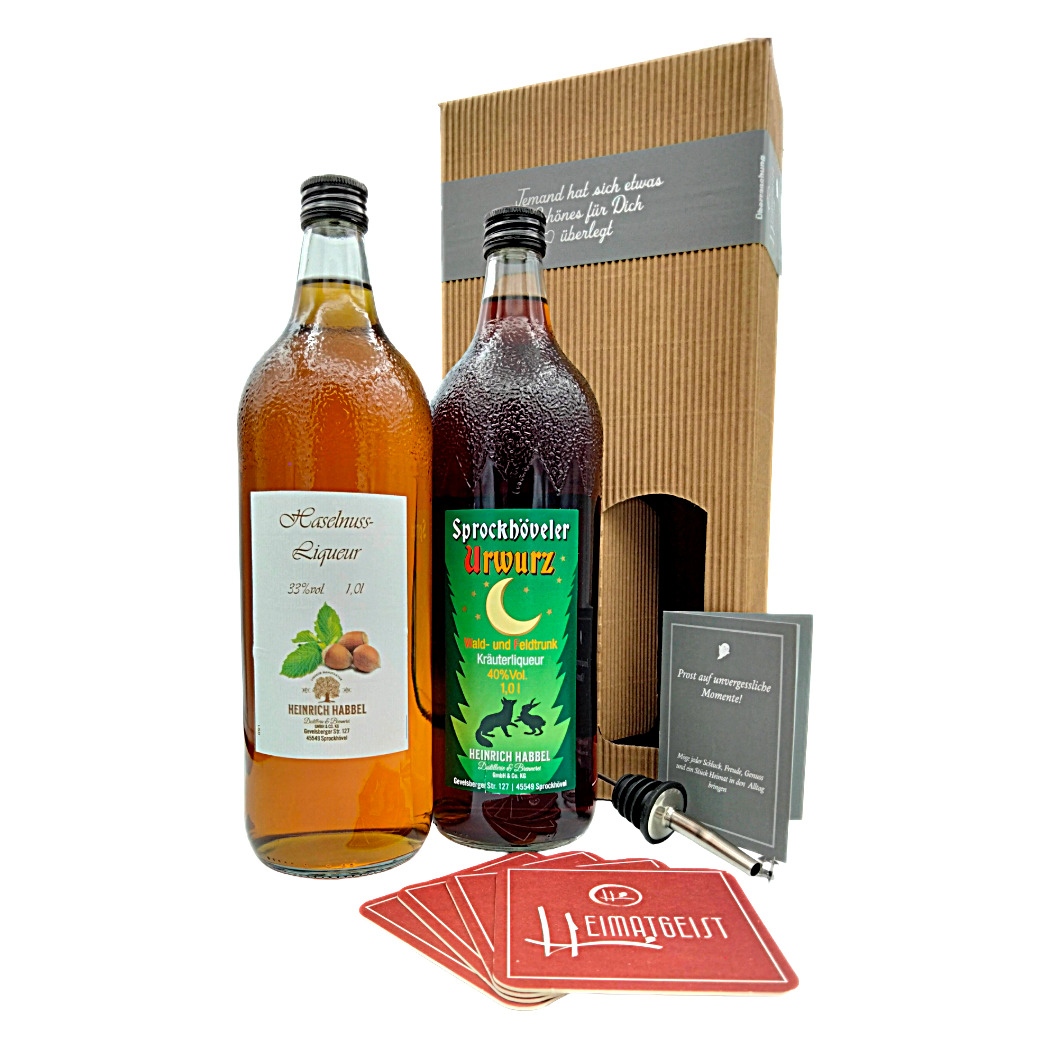 Zwei Likörflaschen, Haselnuss und Kräuter, mit Untersetzern und Korkenzieher in einer Geschenkbox.