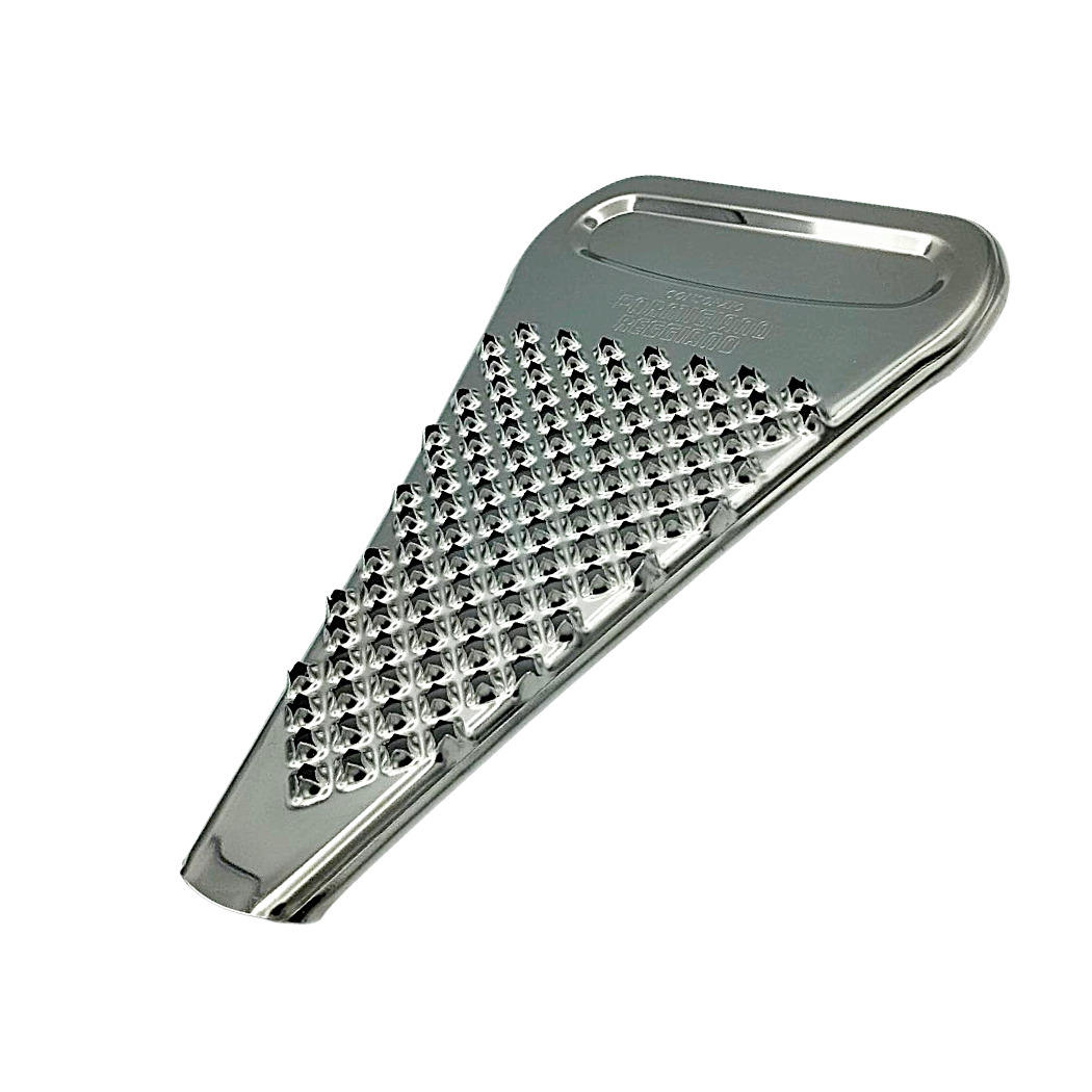 Edelstahl-Küchenreibe mit rutschfester Oberfläche und ergonomischem Griff für präzises Reiben.