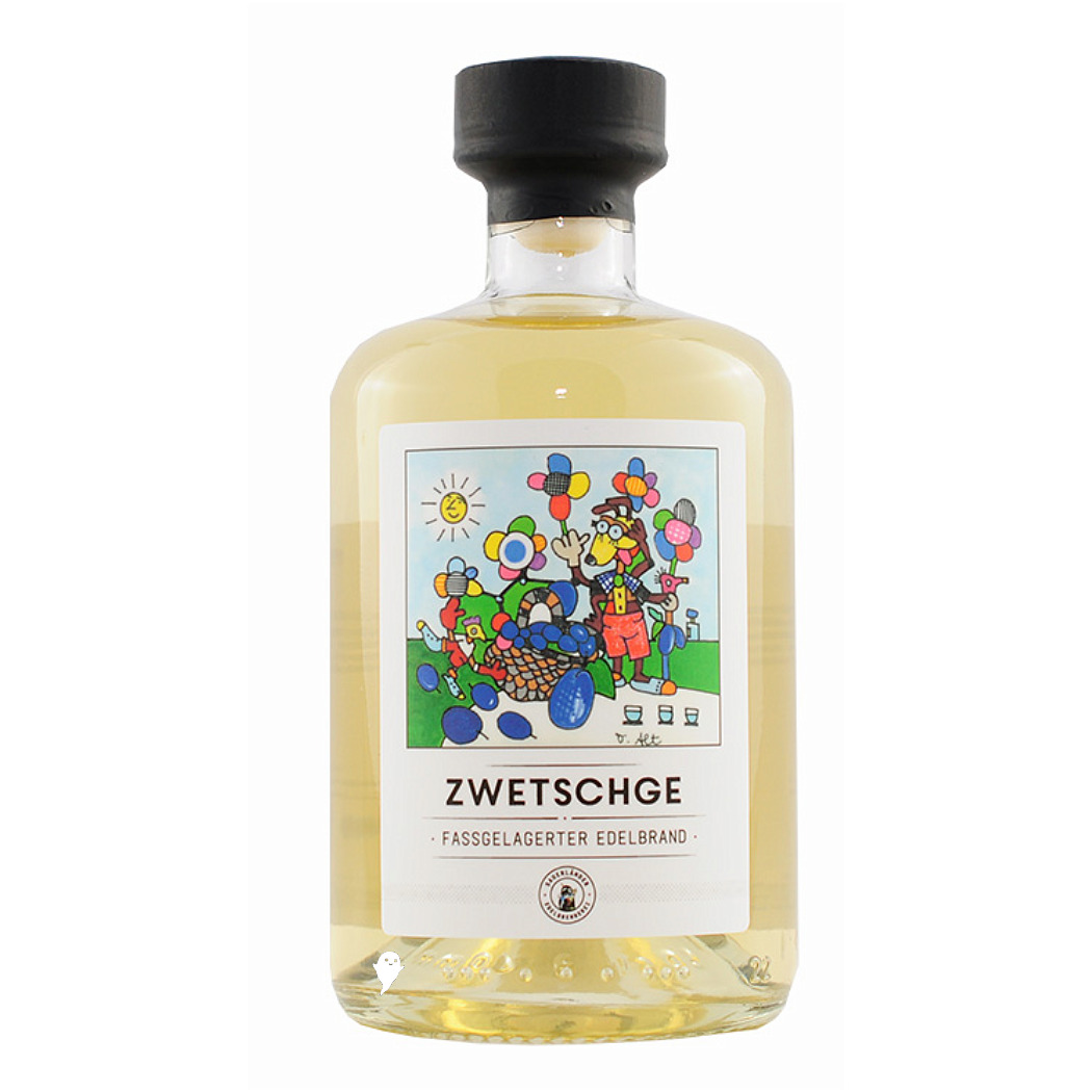 Flasche Zwetschgen Edelbrand, fassgelagert, mit buntem Etikett und goldgelber Flüssigkeit.