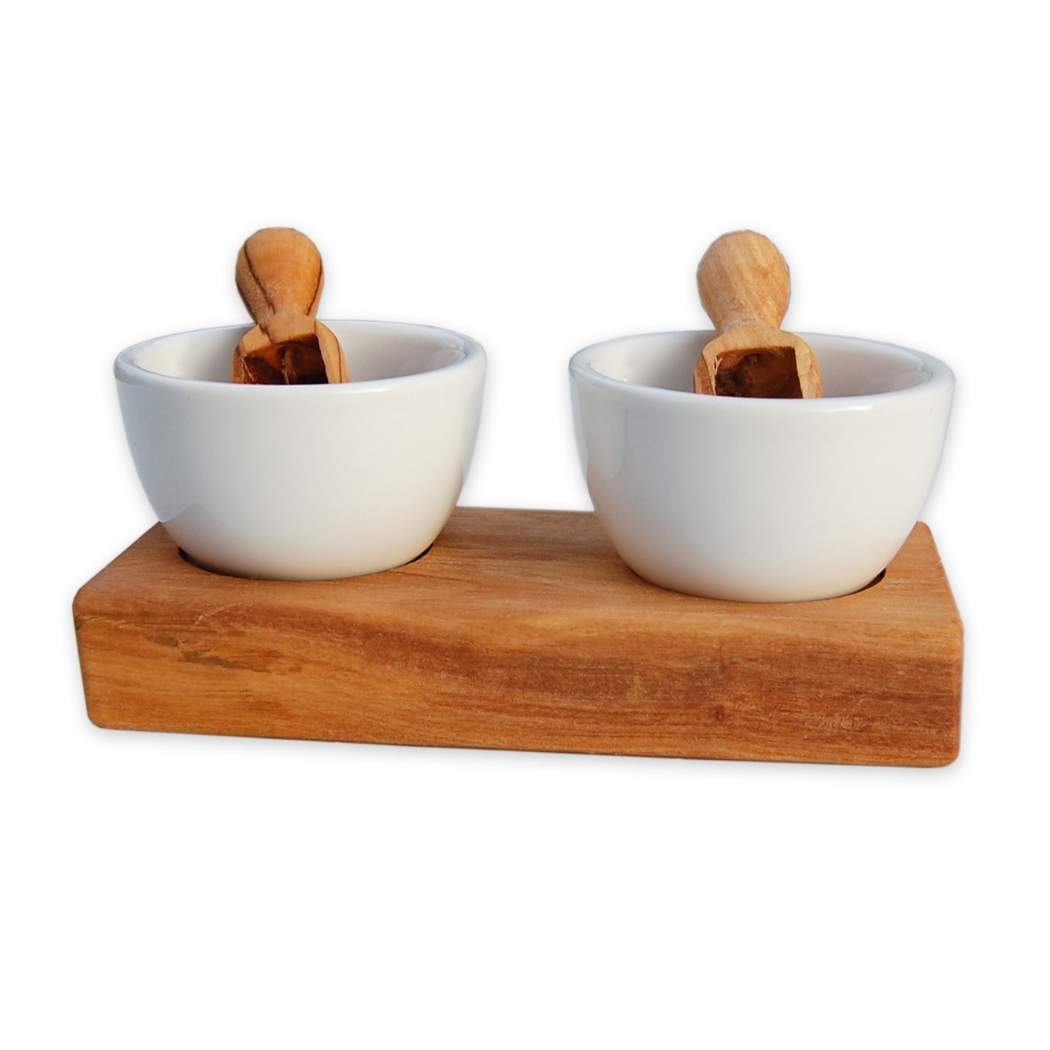 Set aus zwei weißen Keramikschalen mit Holzlöffeln auf einem Holzbrett, ideal für Snacks oder Dips.