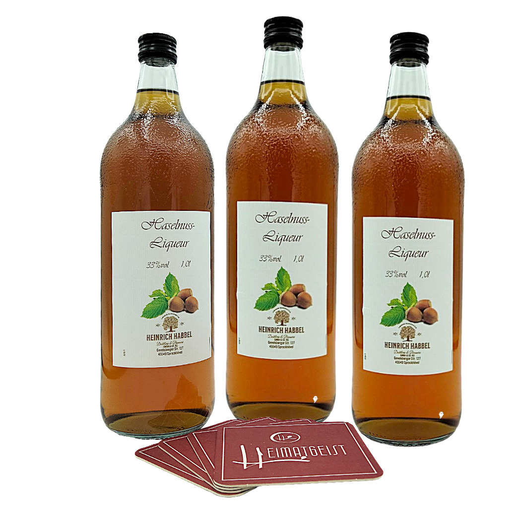 Drei Flaschen Haselnuss-Likör, 1 Liter, 33% vol, mit grünen Blättern und Nüssen auf dem Etikett.