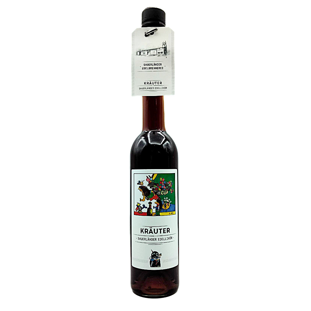 Sauerländer Kräuterlikör in einer schlanken Glasflasche mit buntem Etikett und schwarzem Verschluss.
