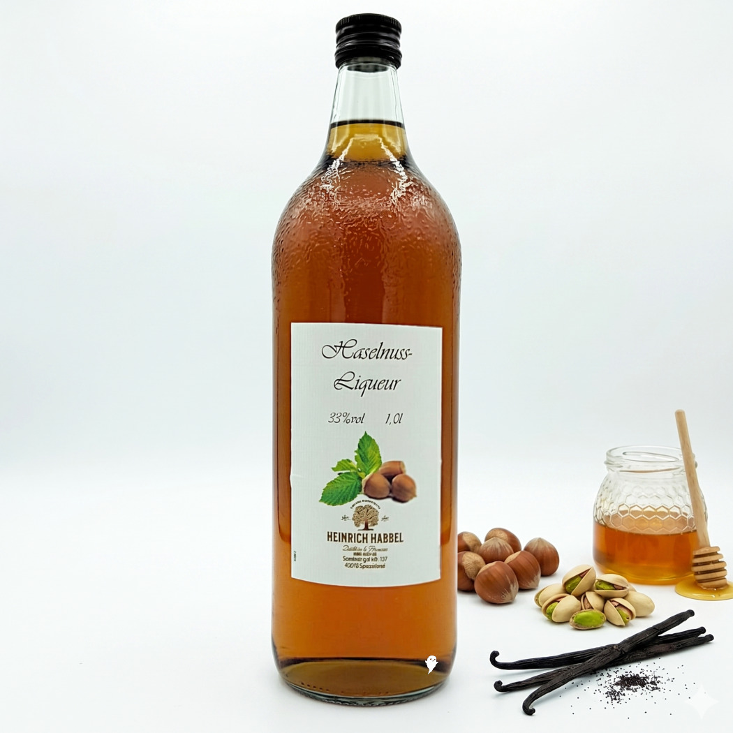 Haselnuss-Likör in einer 1 Liter Flasche, 33% vol, mit Haselnüssen und Vanilleschoten im Hintergrund.