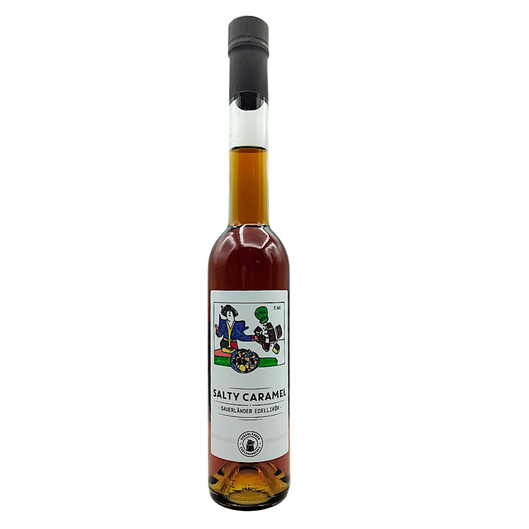 Salty Caramel Likör in schlanker Flasche, bernsteinfarbener Inhalt, auffälliges Etikett mit buntem Design.