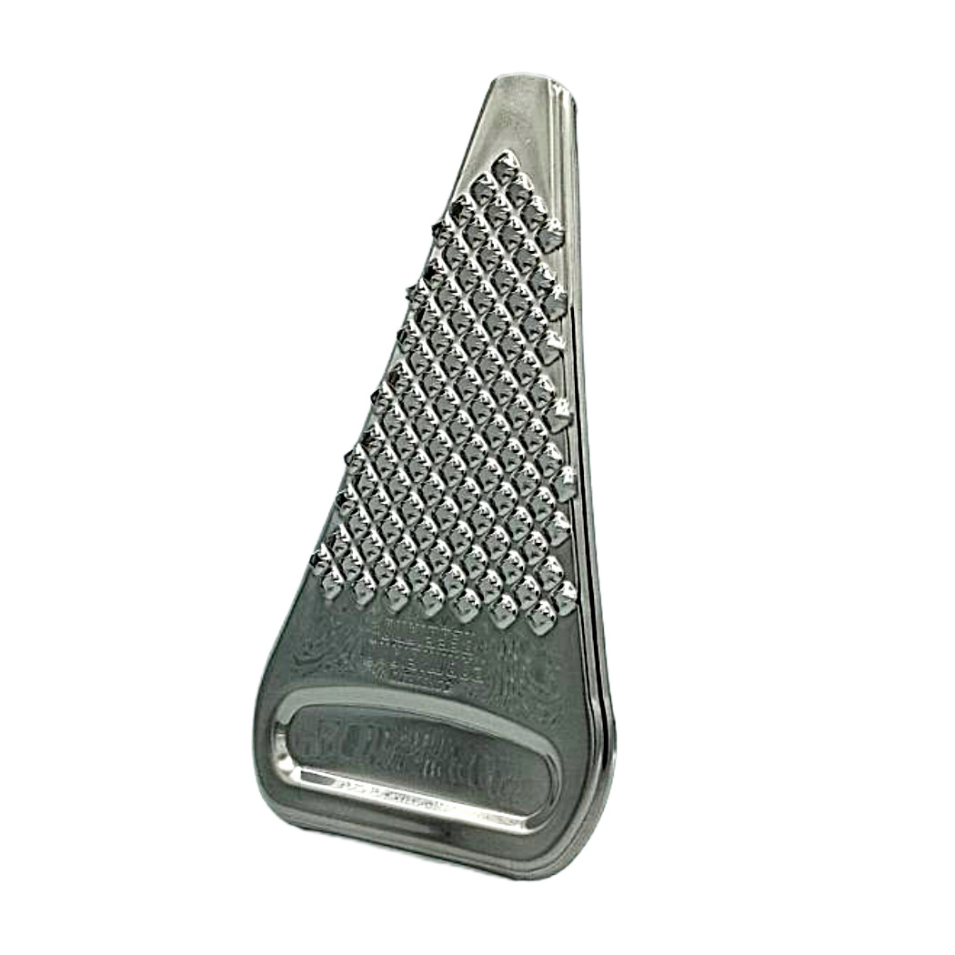 Edelstahl-Küchenreibe mit rutschfester Grifffläche und scharfen Klingen für präzises Reiben.