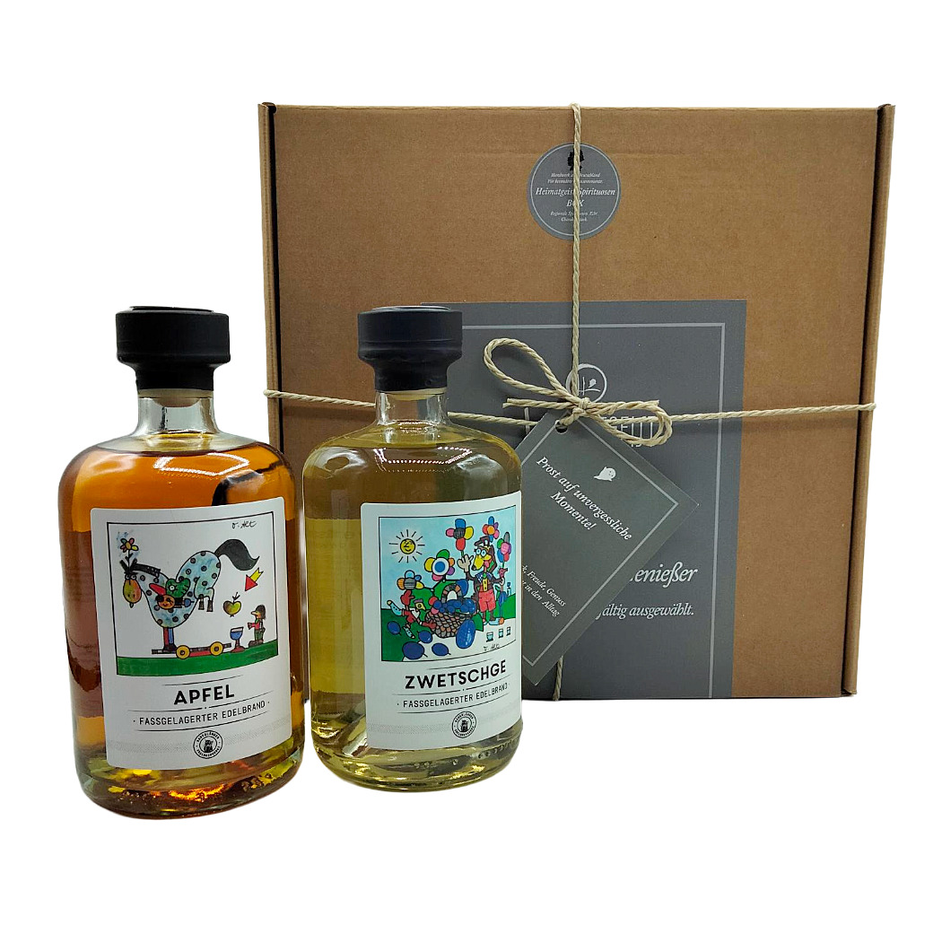 Set mit zwei Flaschen Obstbrand, Apfel und Zwetschge, in dekorativer Geschenkverpackung.