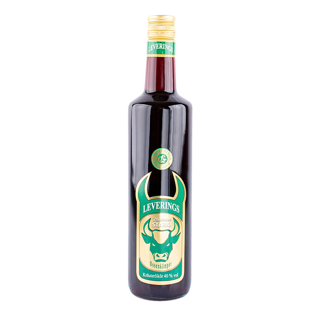 Flasche Leverings Ossenkämper Kräuterlikör mit grünem Bullenlogo und goldenem Verschluss auf einem sauberen weißen Hintergrund.