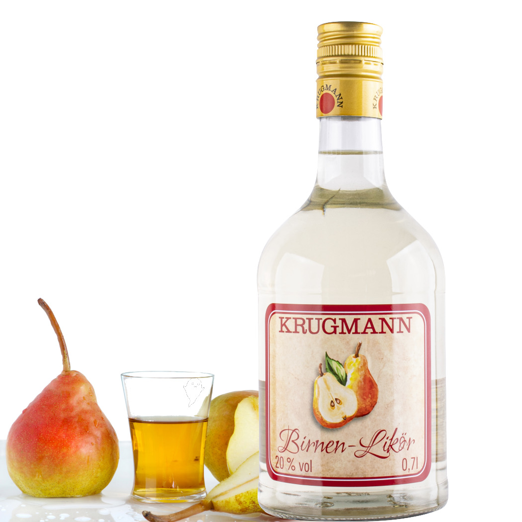 Krugmann-Birnenlikörflasche mit 20 % vol, 0,7 l, serviert mit einem kleinen Glas Likör und frischen Birnen auf Weiß.