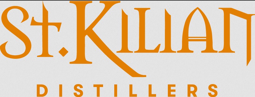 Das St. Kilian Distillers-Logo in Orange auf hellem Hintergrund steht für Premium-Spirituosen.