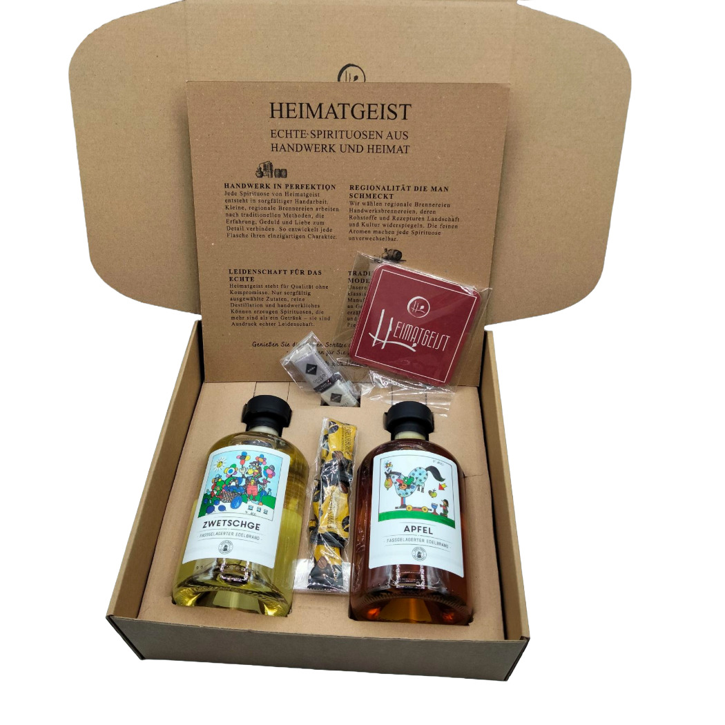 Geschenkset mit zwei Flaschen Obstbränden, Zwetschge und Apfel, in einer dekorativen Verpackung.