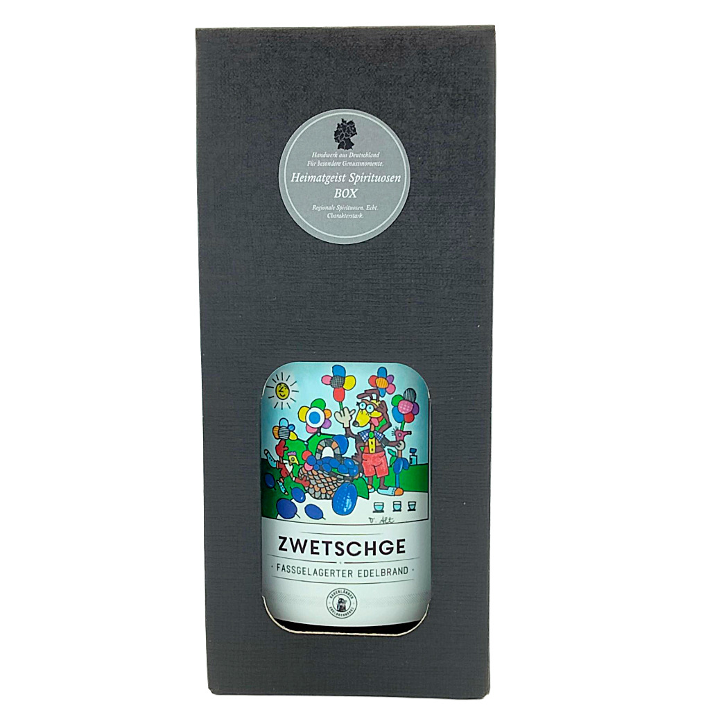 Zwetschgen Edelbrand in dekorativer Box mit buntem Etikett und regionalem Branding.